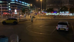  المئات يتظاهرون في تل أبيب وعلى الجسور والمفارق ويطالبون نتنياهو بالاستقالة